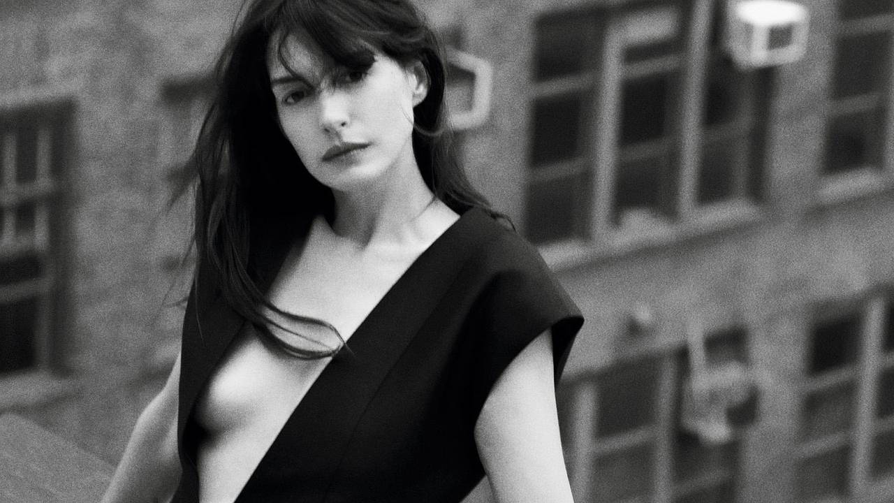 Энн Хэтэуэй оголила грудь на фотосессии для Vogue