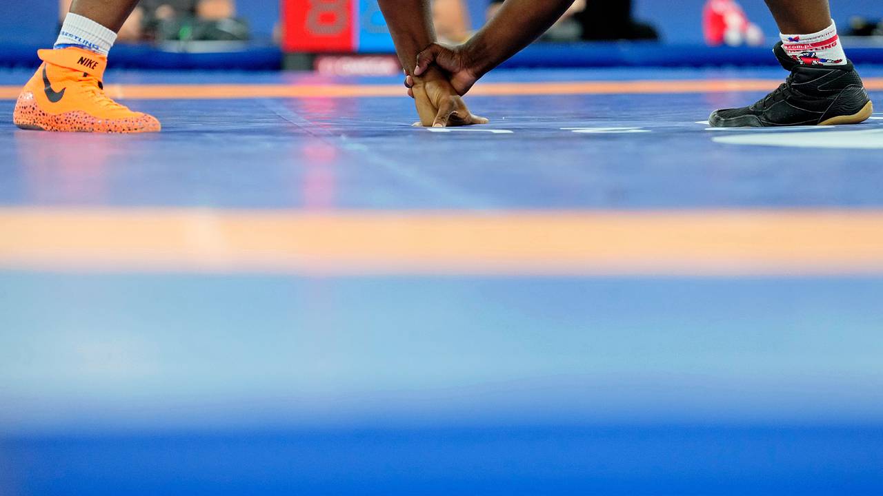 Французский борец опоздал на схватку с россиянином из-за пробок и уступил ему бронзу ЧМ