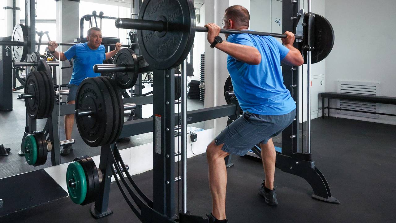 Фитнес-тренер назвала способы избавиться от сутулости