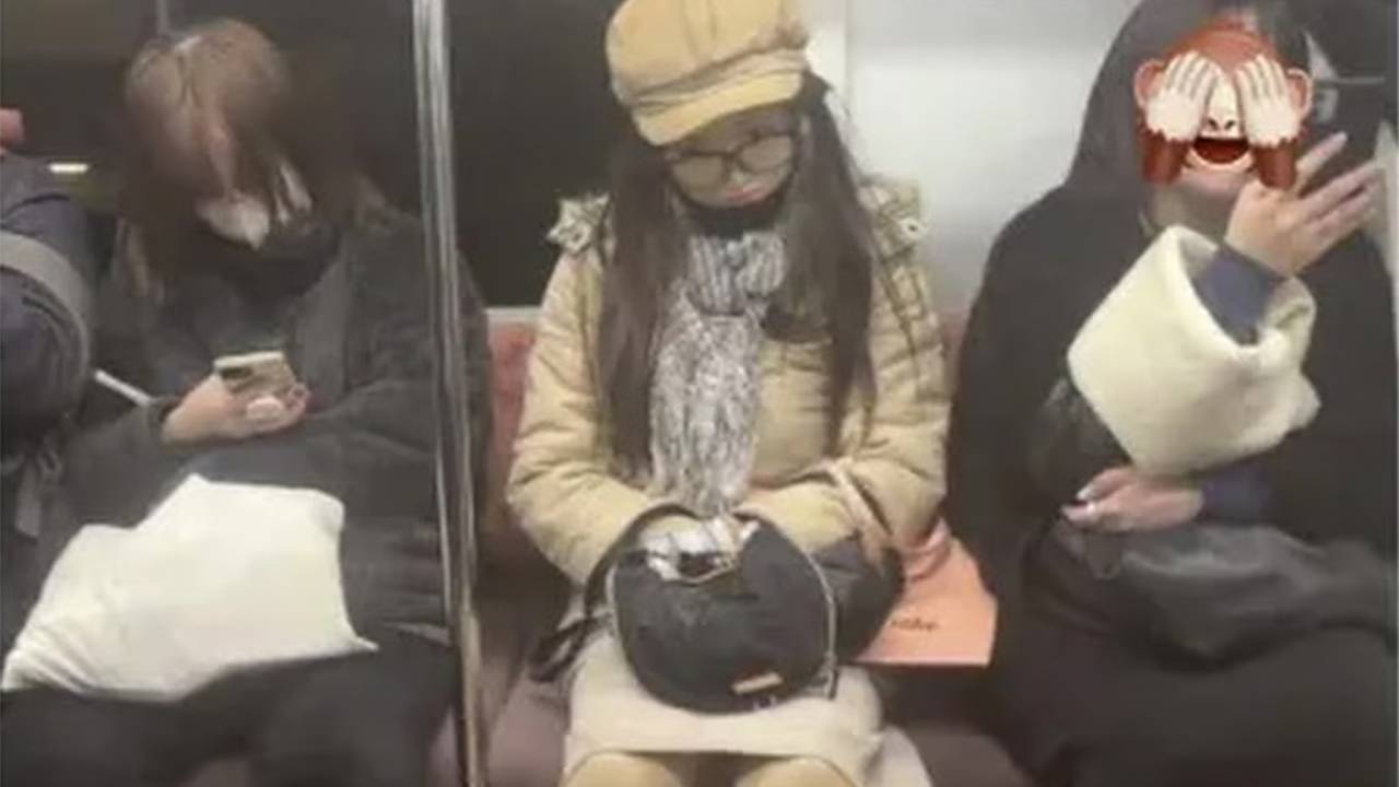 В одной стране мужчины стали ежедневно носить жуткие силиконовые костюмы в виде женщин