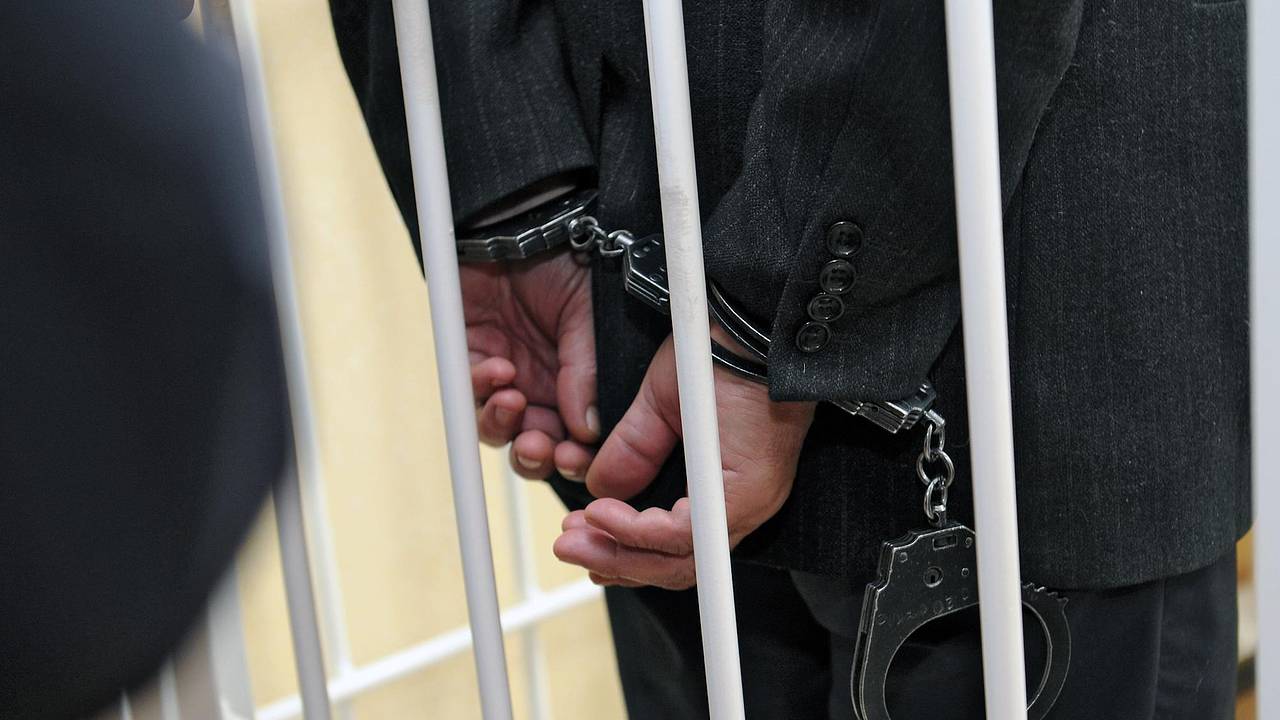Двух российских чиновников задержали по подозрению во взятке
