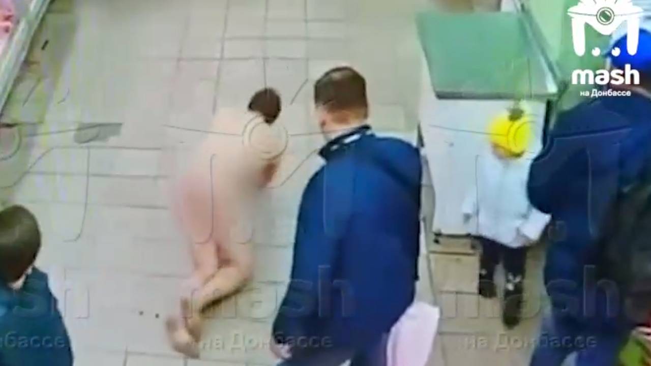 В России голый изрезанный мужчина в крови устроил погром в магазине и попал на видео