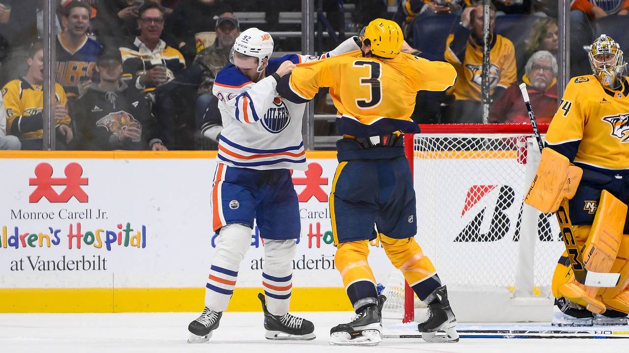 Россиянин отправил в нокдаун канадского соперника в матче НХЛ