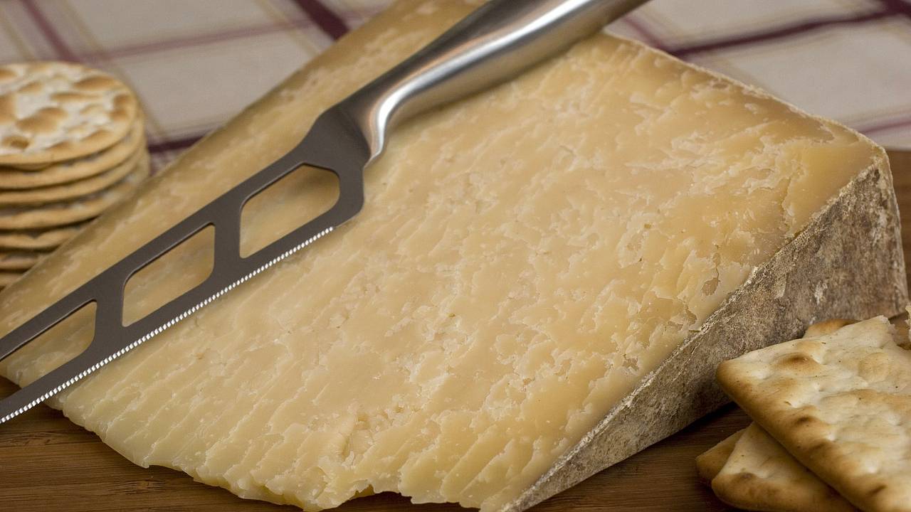 Укравшего 22 тонны сыра пожилого вора арестовали