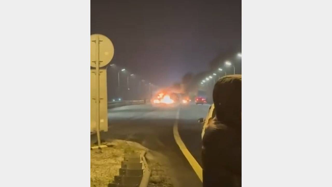 Появилось видео горящих на мосту через Волгу фур