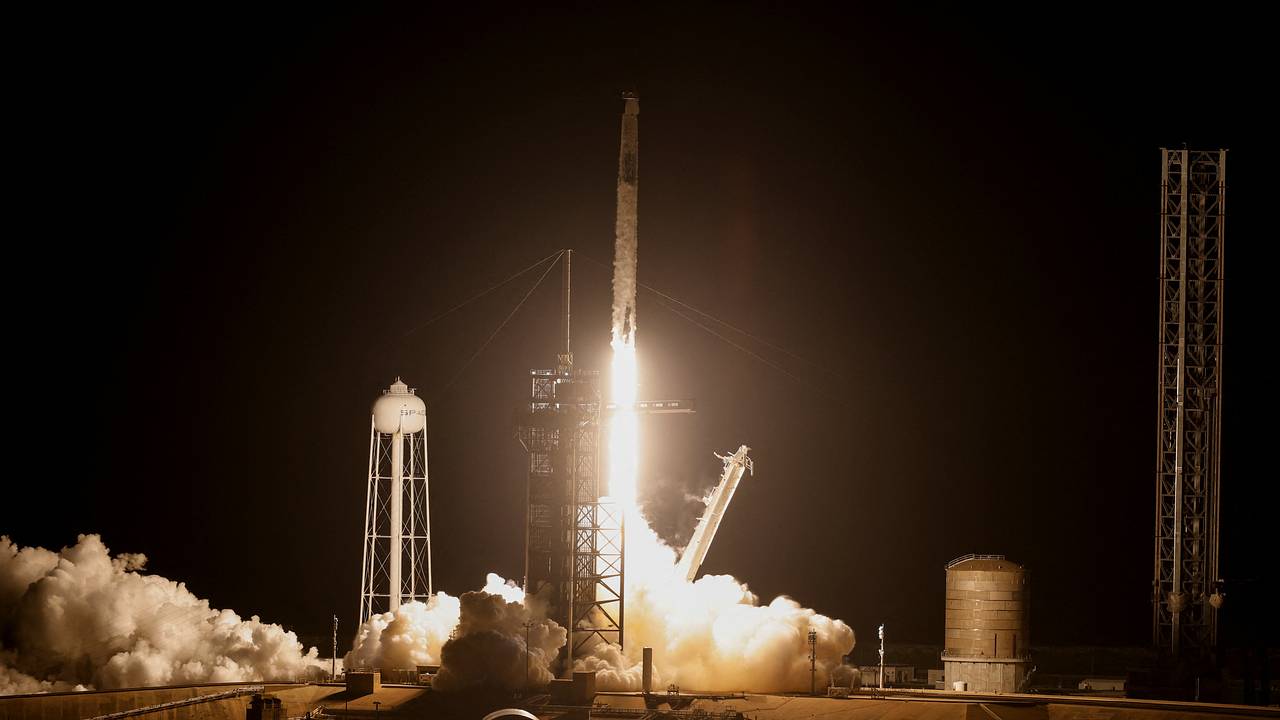 Корабль Crew Dragon с российским космонавтом «перепарковали»