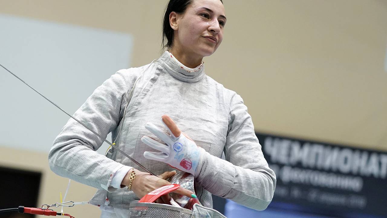 Разбившего бутылками машину олимпийской чемпионке человека нашли