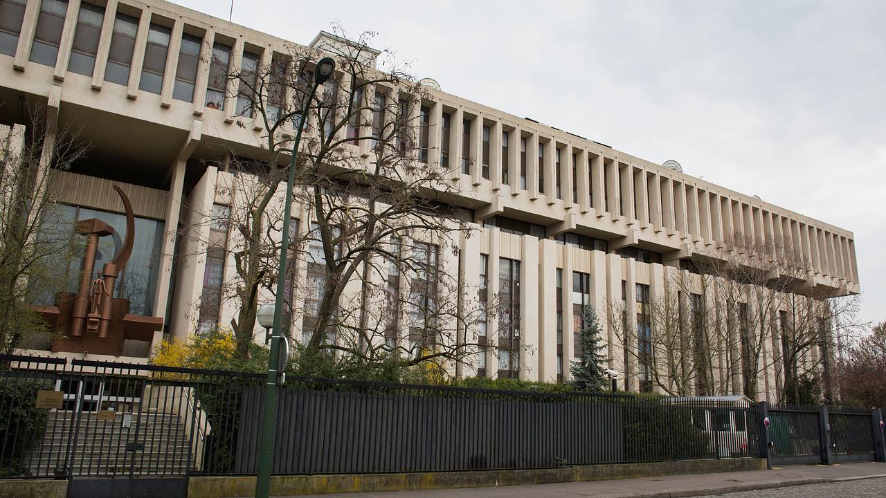 Посольство России потребовало вернуть похищенный и проданный во Франции указ Петра II