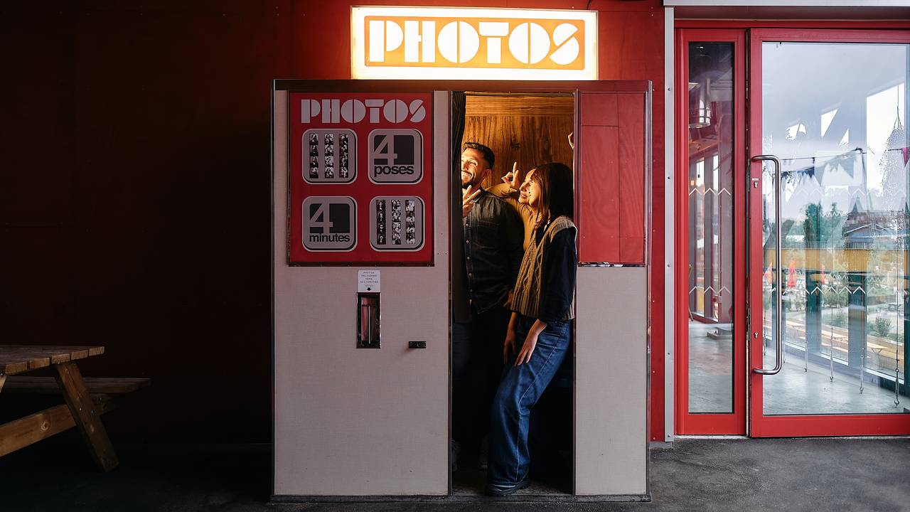 Пара занялась сексом в фотобудке