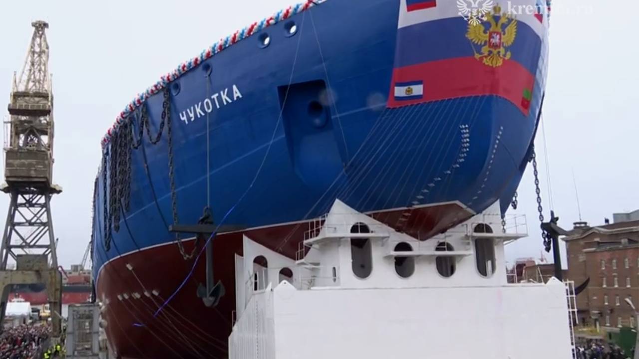 Спуск на воду российского атомного ледокола при участии Путина сняли на видео