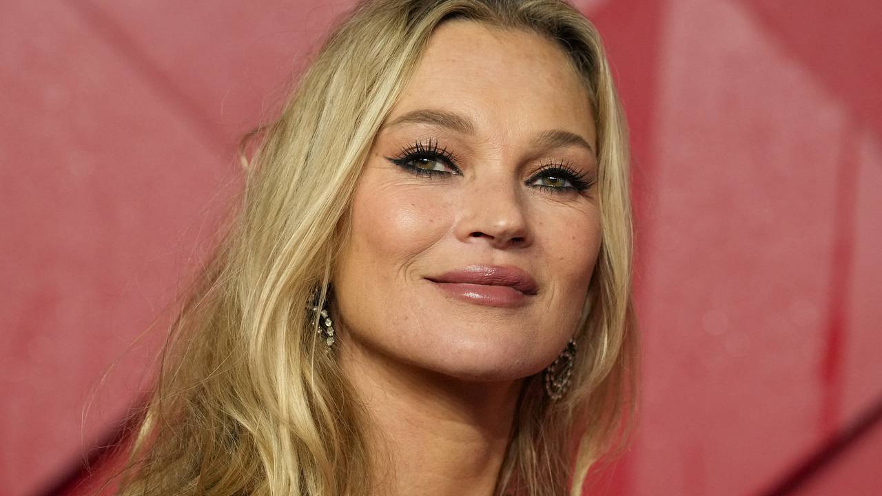 50-летняя Кейт Мосс вышла в свет в мини-платье и восхитила фанатов