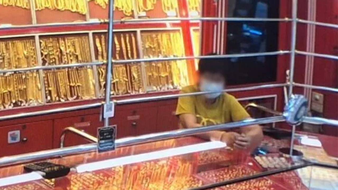 Уборщица украла из магазина золото на 57 миллионов рублей