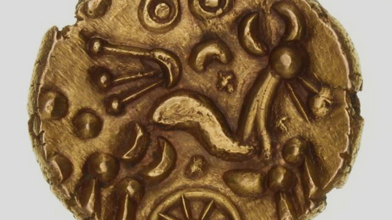Кладоискатель нашел редчайшие золотые монеты возрастом 2000 лет