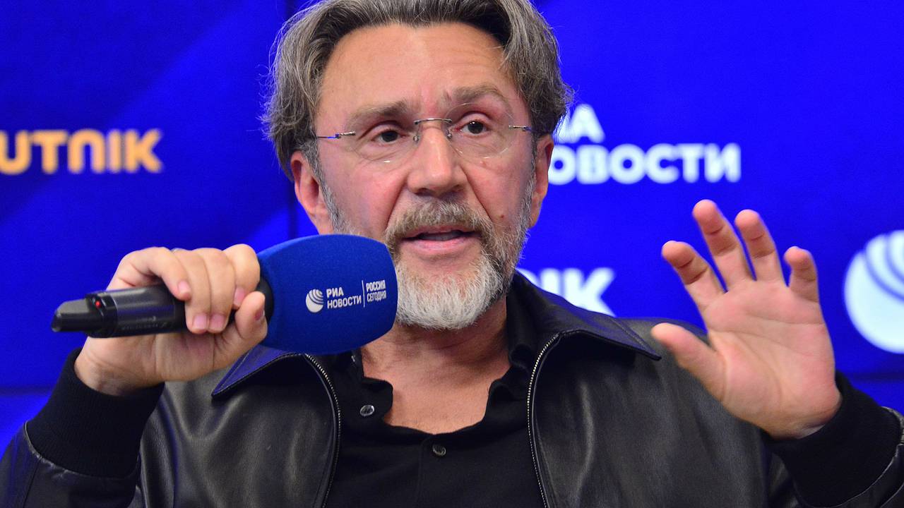 Шнуров прокомментировал слухи об Инстасамке в «Ленинграде»