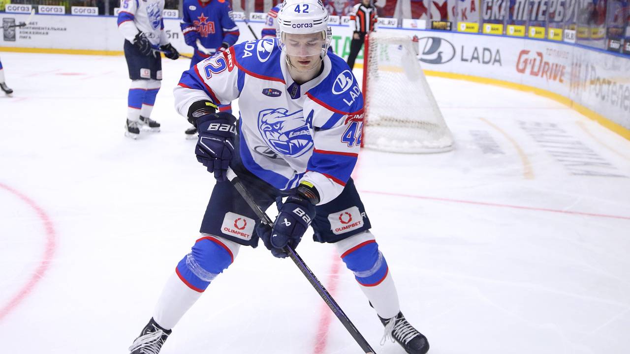 Испытывающий финансовые проблемы клуб КХЛ одержал третью победу подряд