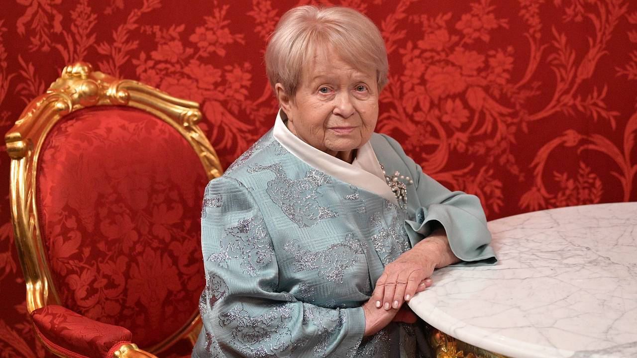 Путин поздравил Пахмутову с 95-летием