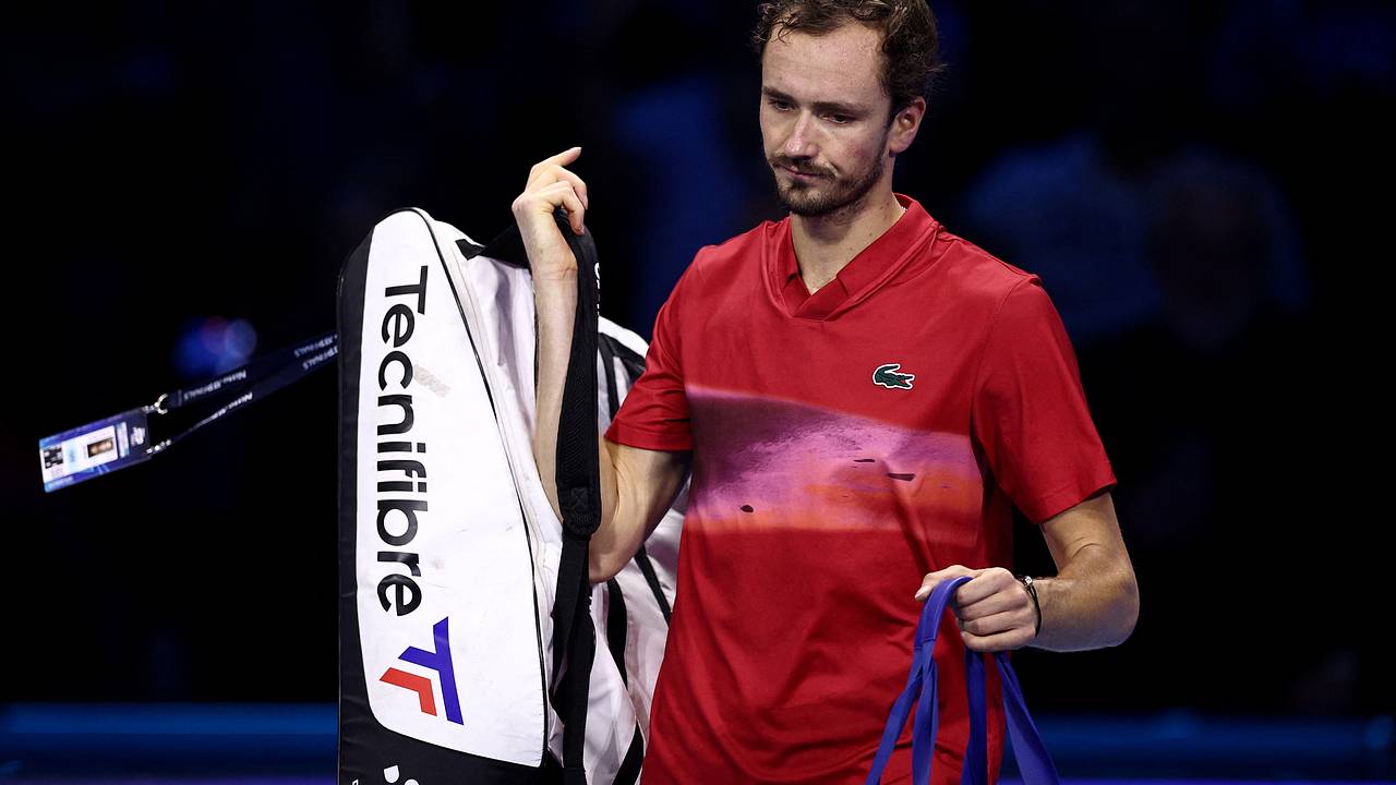 Медведев проиграл американцу Фрицу в первом матче Итогового турнира ATP