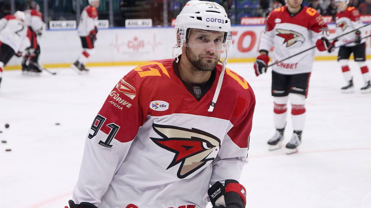 Покинувший Россию по семейным обстоятельствам хоккеист нашелся в Швейцарии