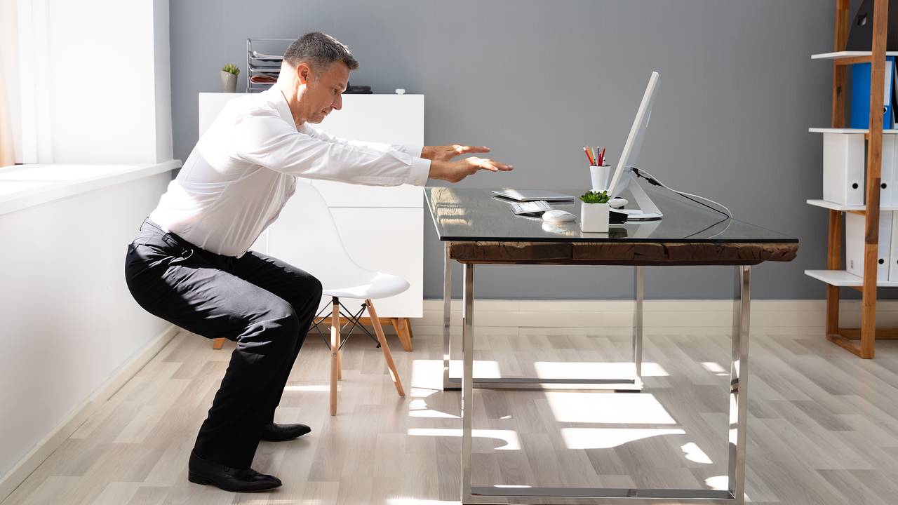 Тренер дал советы по сохранению здоровья при офисной работе