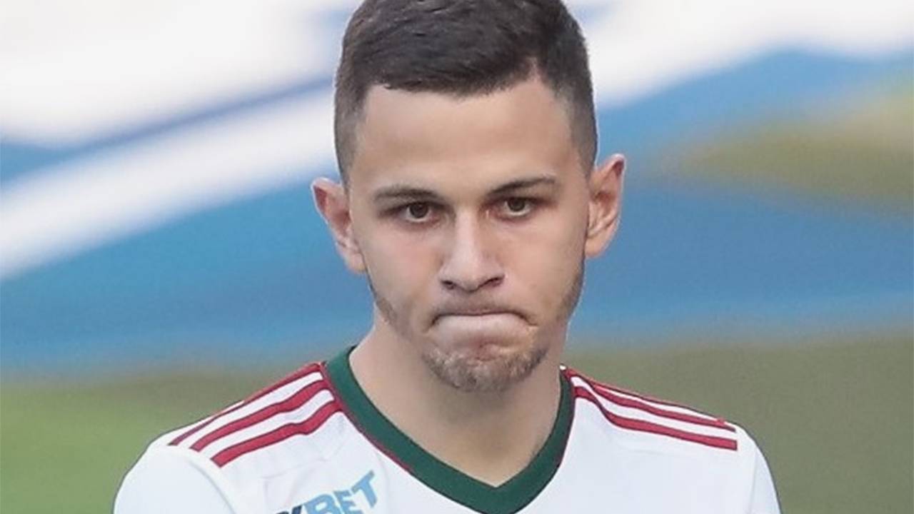 Двум белорусским футболистам отказали в выдаче британских виз