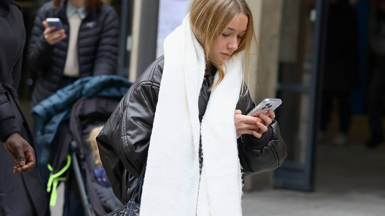 13-летняя дочь Виктории Бекхэм прогулялась с сумкой за 293 тысячи рублей