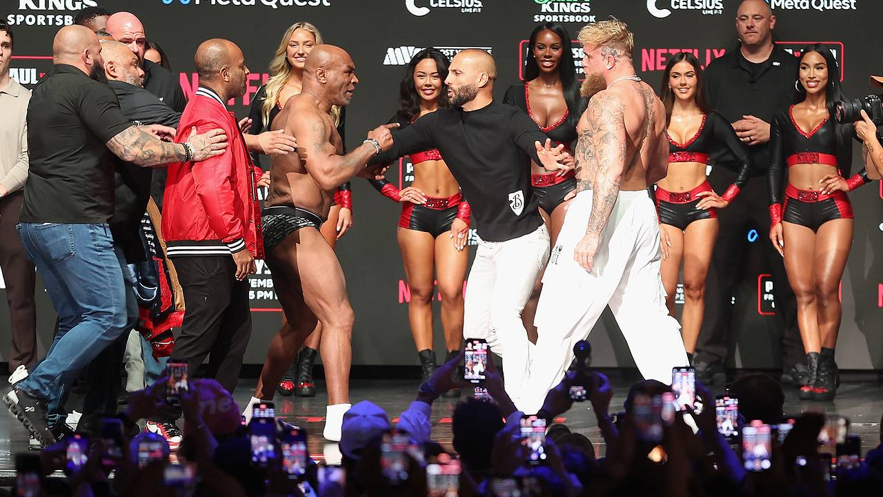 Майк Тайсон ударил блогера Пола на битве взглядов перед боем