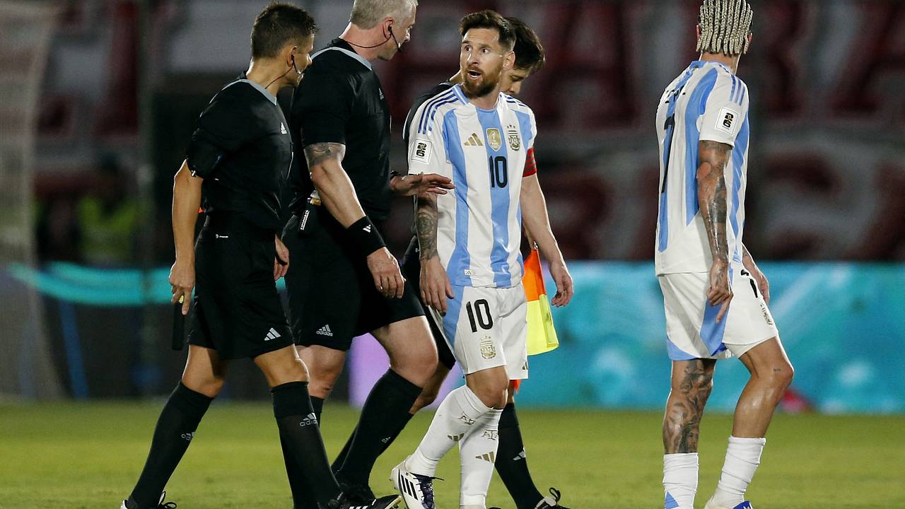 Месси оскорбил арбитра матча квалификации чемпионата мира-2026