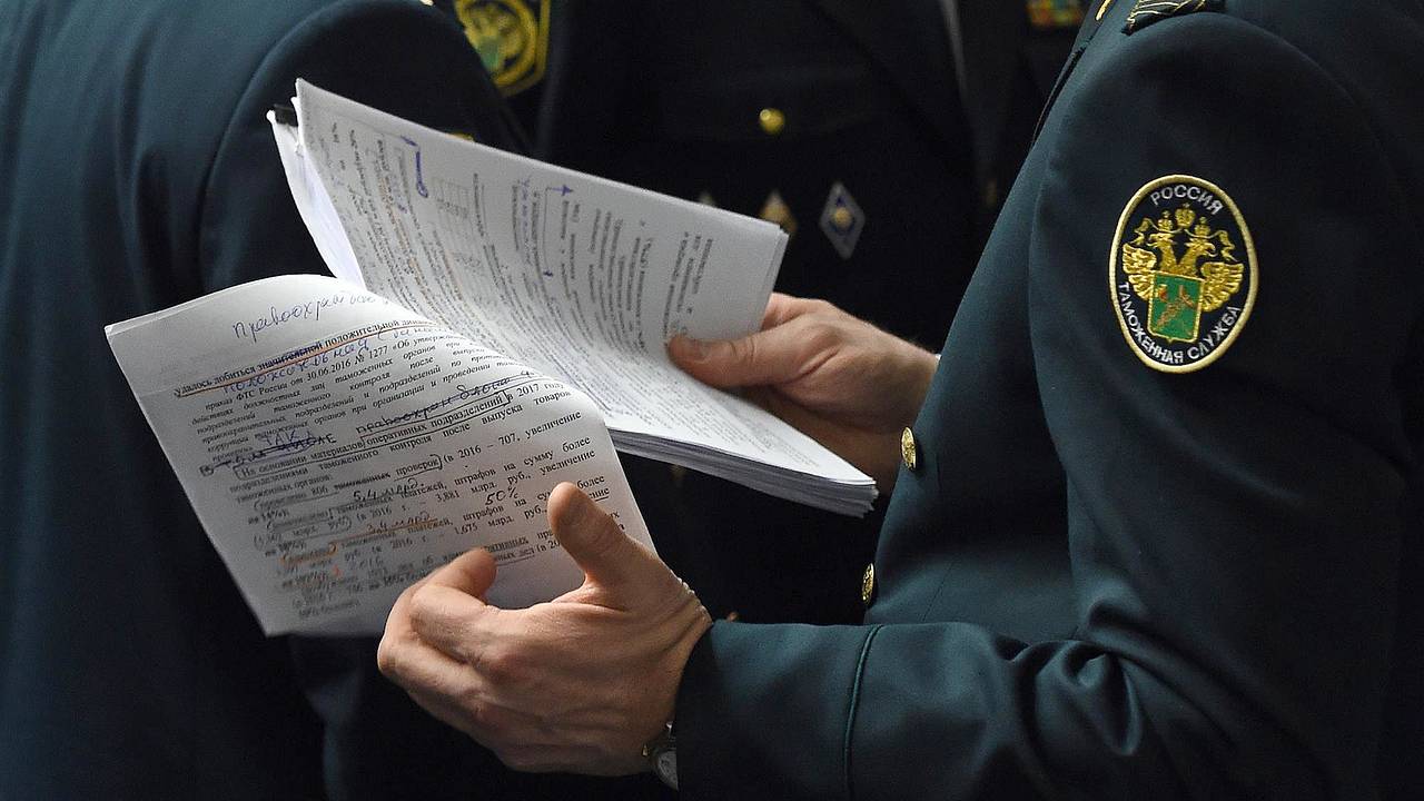Прилетевшему в Москву иностранцу пригрозили тюрьмой за провоз украшений на миллионы рублей