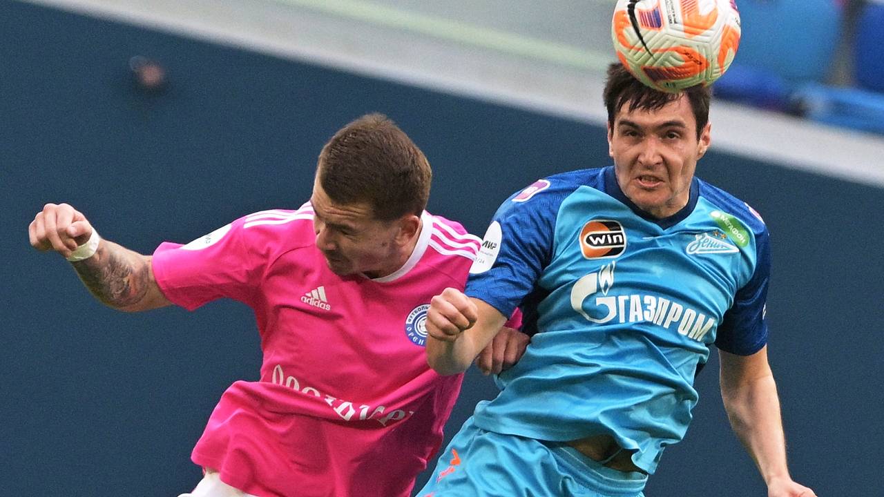 Российский футболист рассказал о штрафах за отказ от похода в ресторан в Чехии