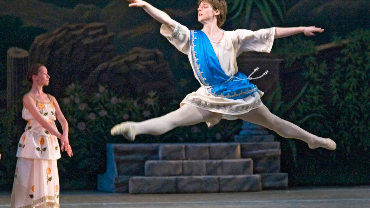 Ведущий солист Мариинского театра умер в 39 лет. Он мог выпасть с балкона. Что об этом известно?