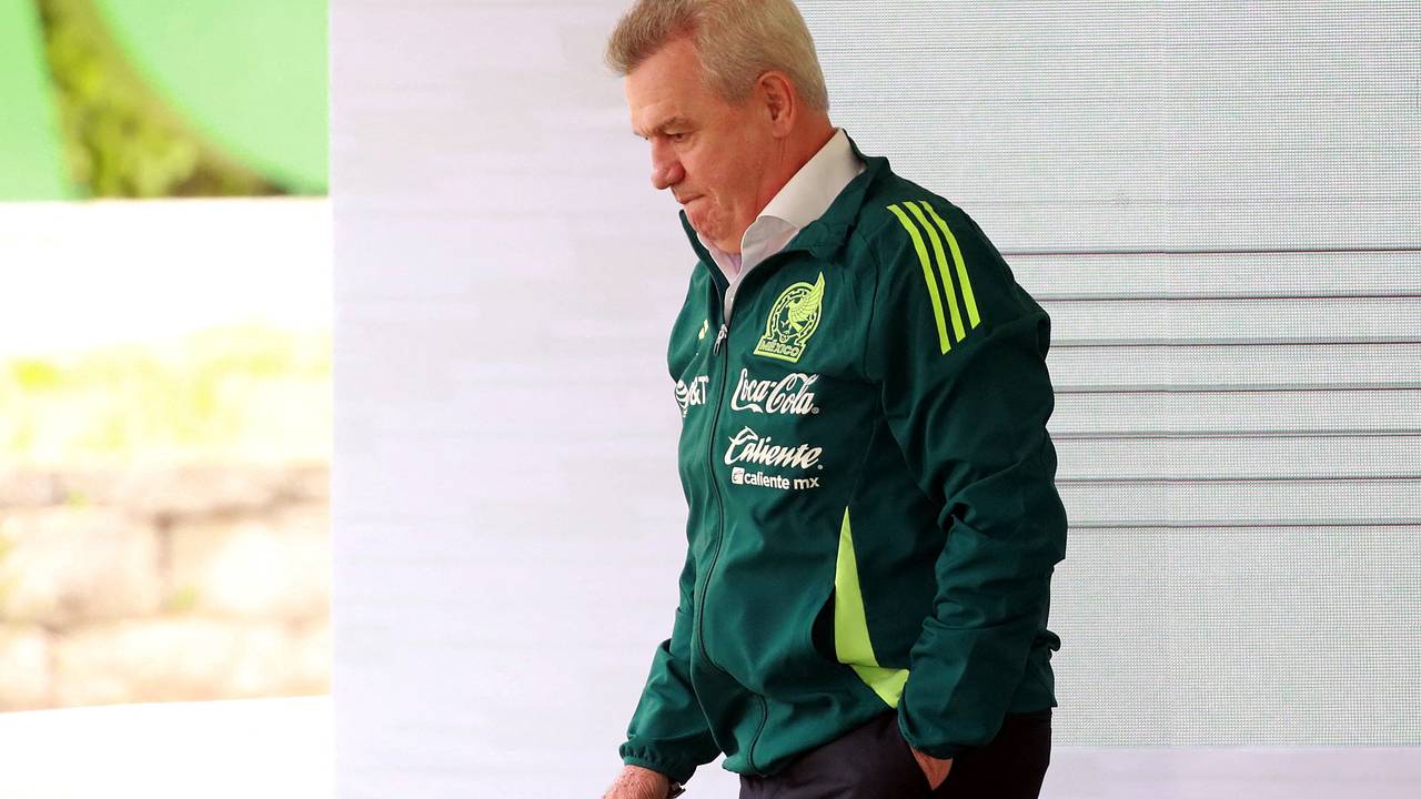 Тренеру сборной Мексики разбили голову пивной банкой