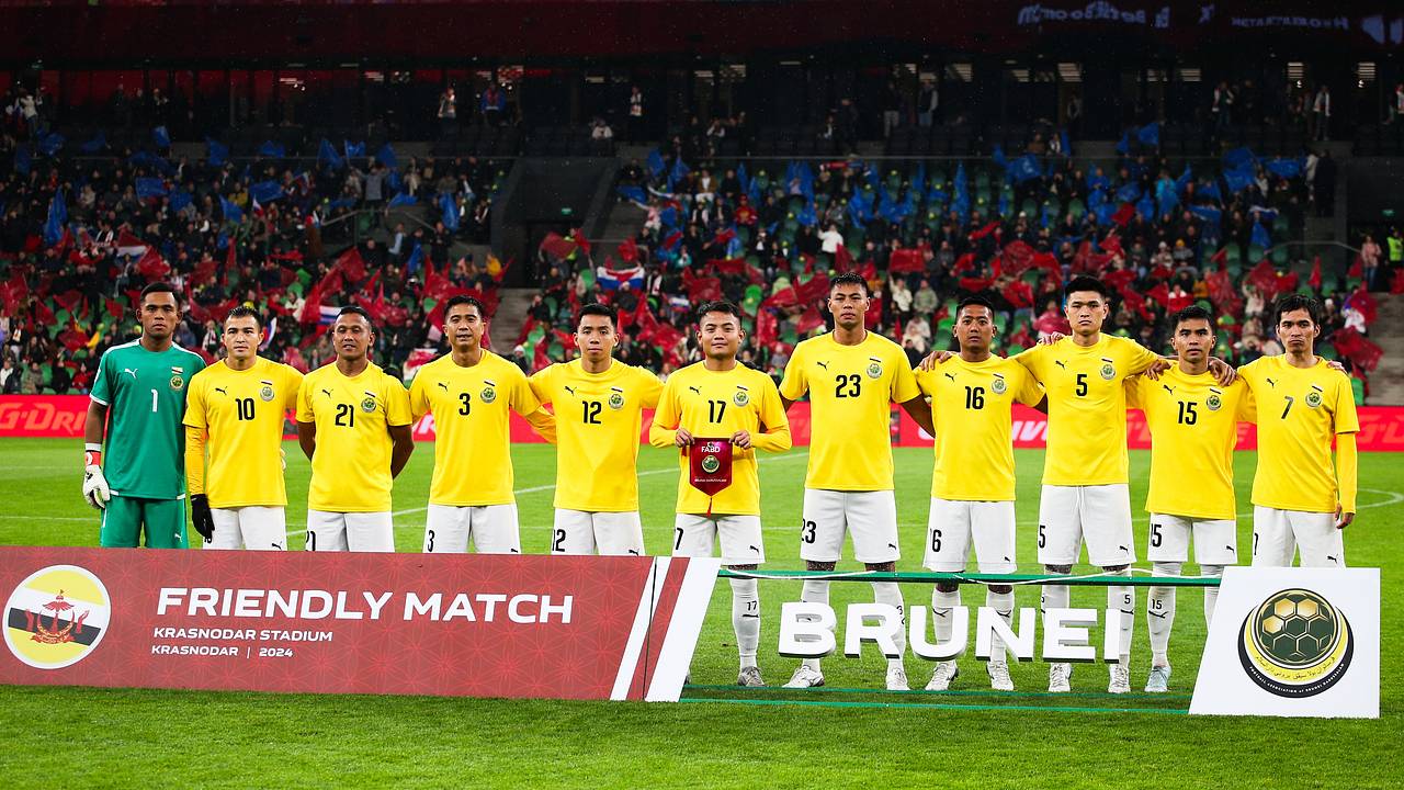 Футболисты сборной Брунея сходили в стриптиз после поражения от России со счетом 0:11