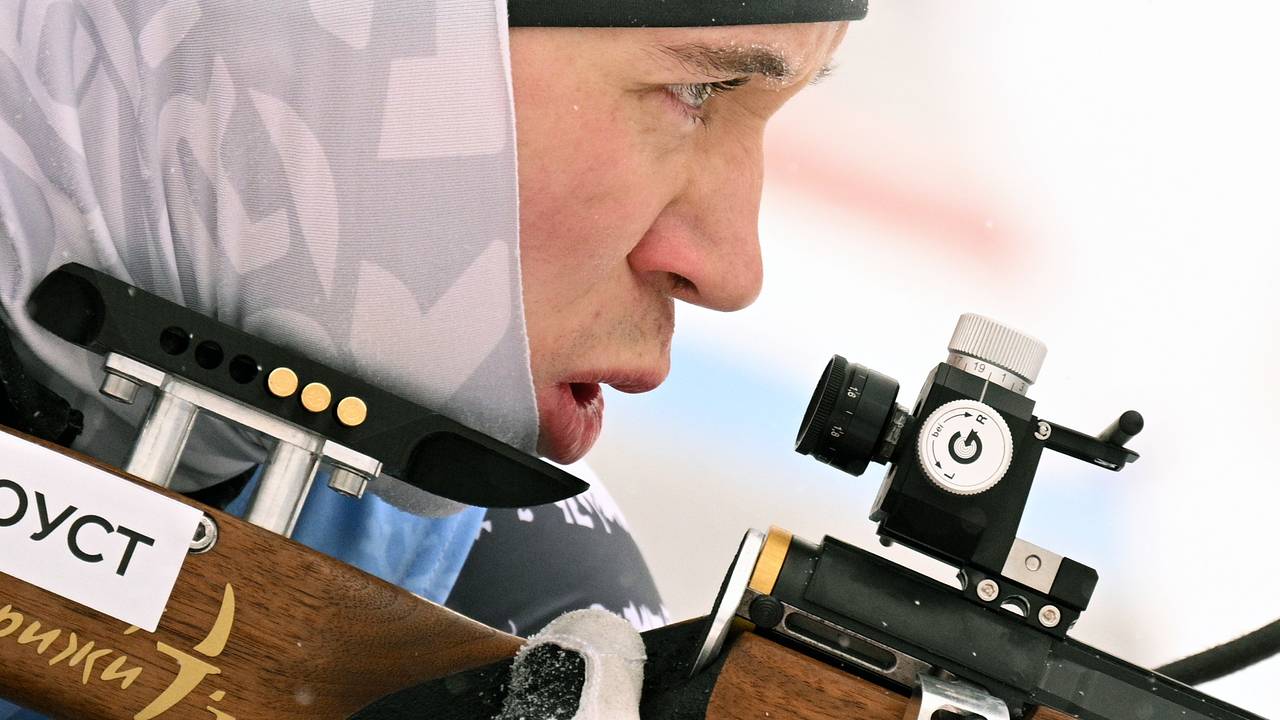 Российских биатлонистов раскритиковали за игру в «Камень, ножницы, бумага» на финише гонки