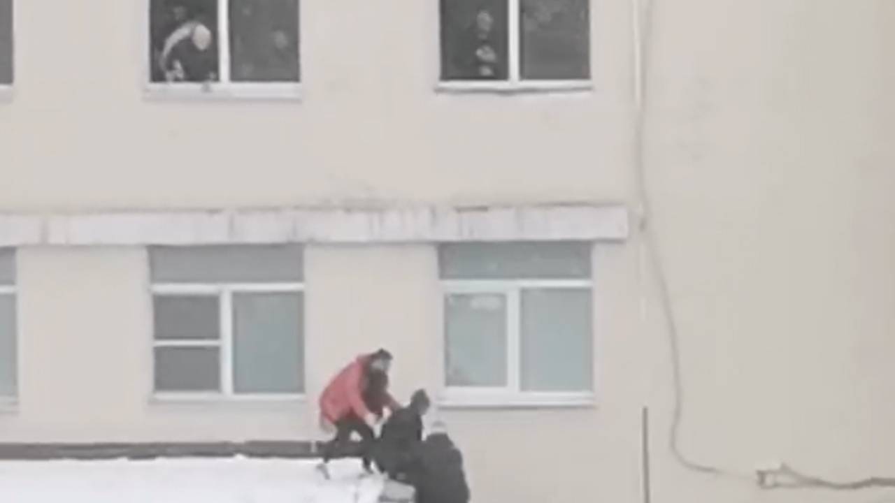 Выпрыгивающих из окон охваченной пожаром российской больницы людей сняли на видео