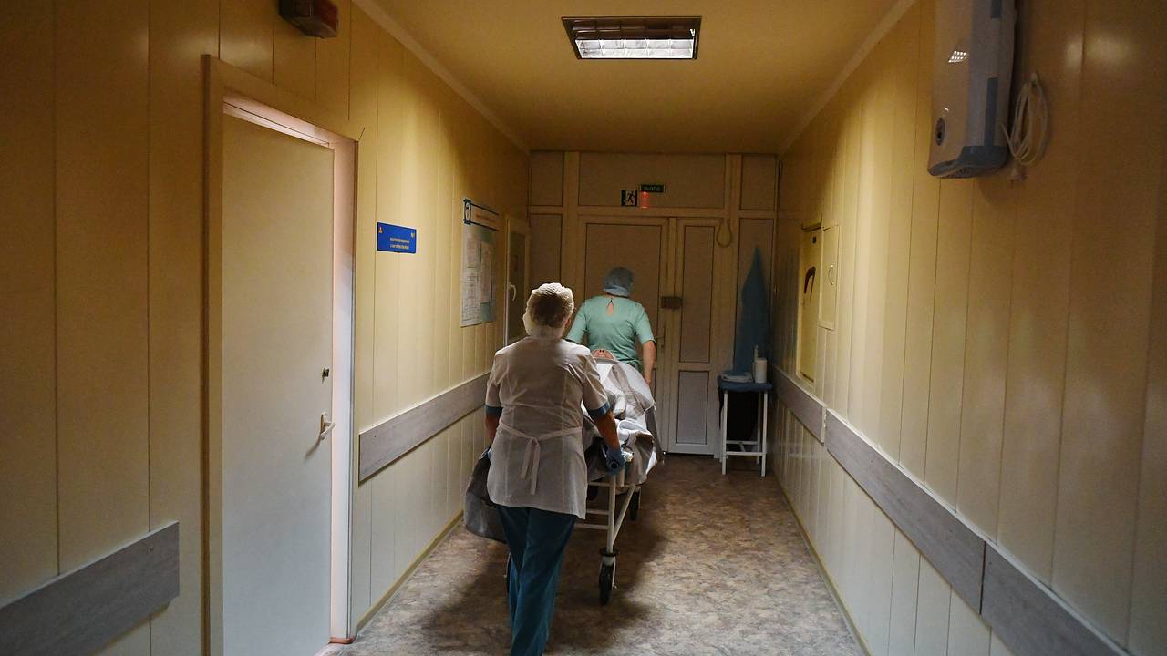 Женщина выдала себя за медсестру и устроилась сразу в несколько больниц