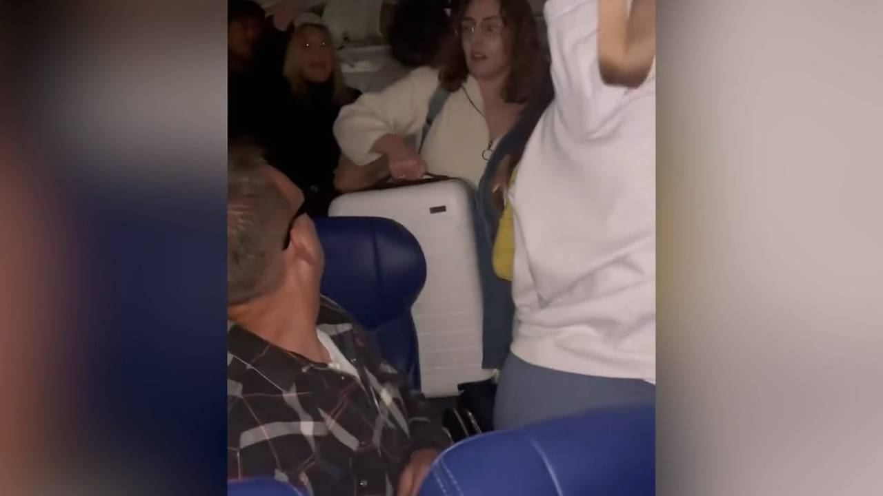 Телефон пассажирки самолета загорелся прямо у нее в руках и вызвал панику на борту