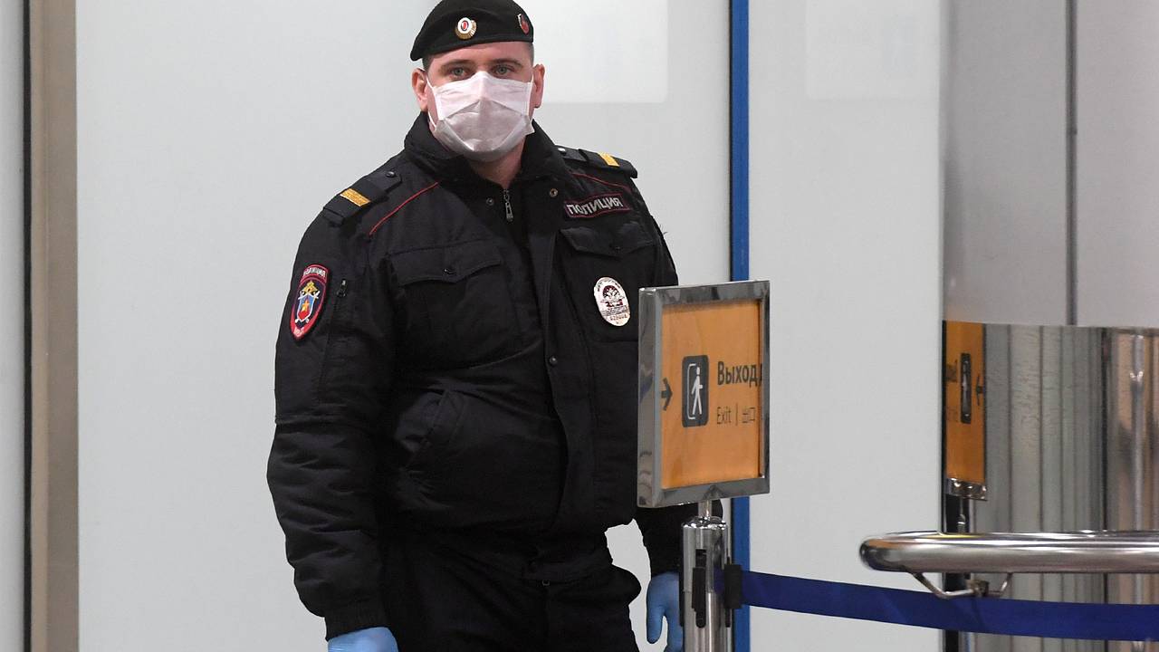 Россиянин напился на рейсе, угрожал экипажу расправой и разгромил салон самолета