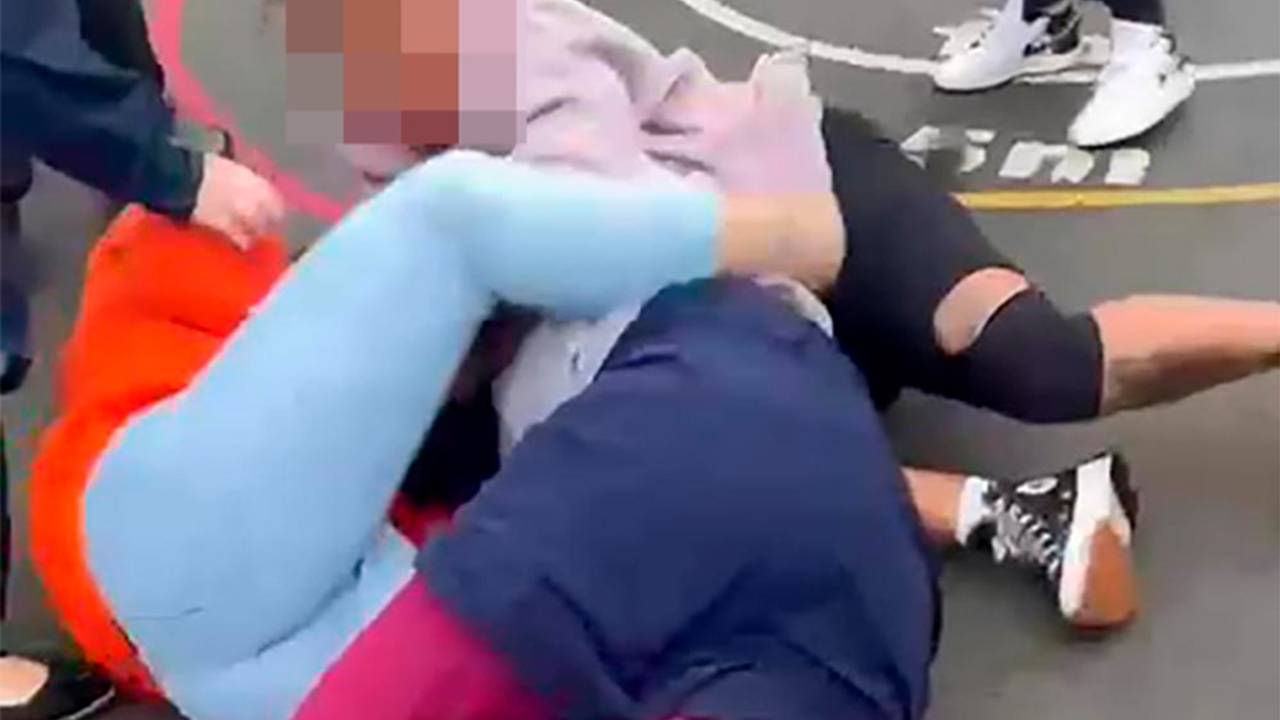 Три женщины жестоко подрались у школы из-за маникюра и попали на видео