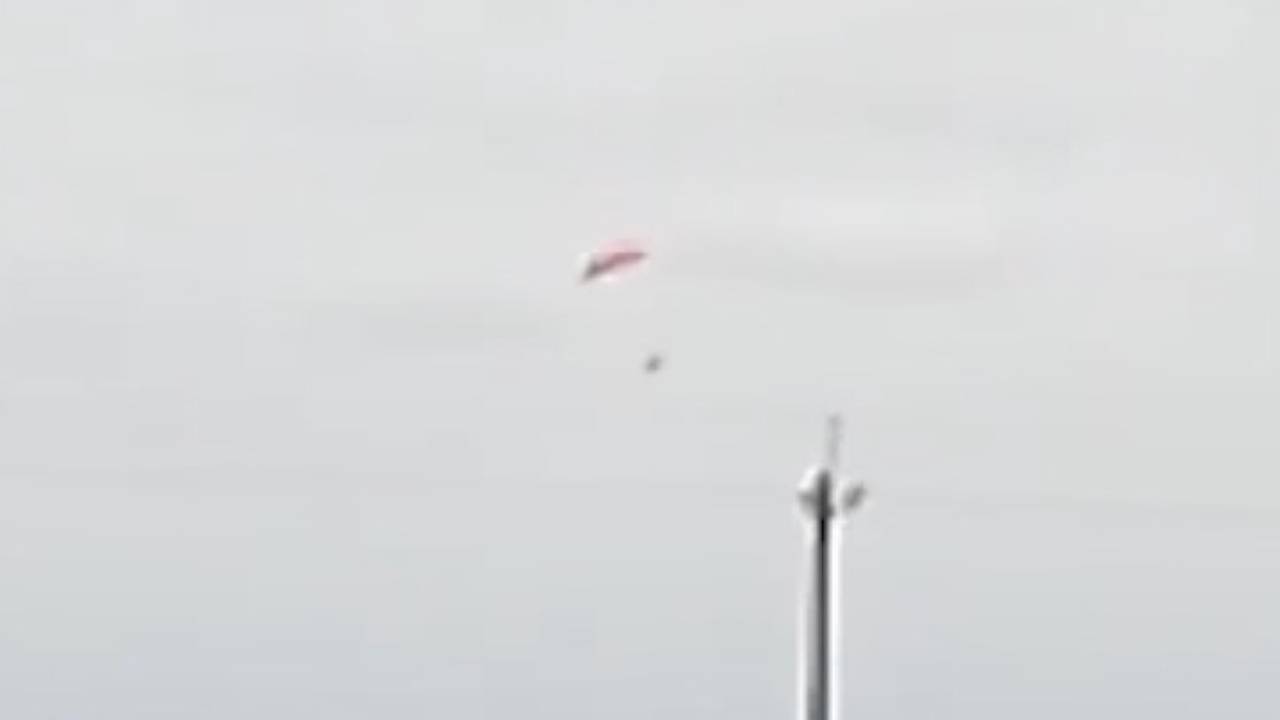 В атакованном БПЛА регионе России нашли беспилотник необычного цвета с парашютом