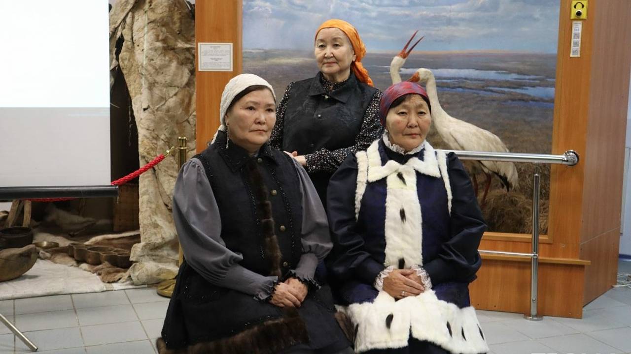 Россиянки воссоздали наряды знатных дам по столетней фотографии и показали результат