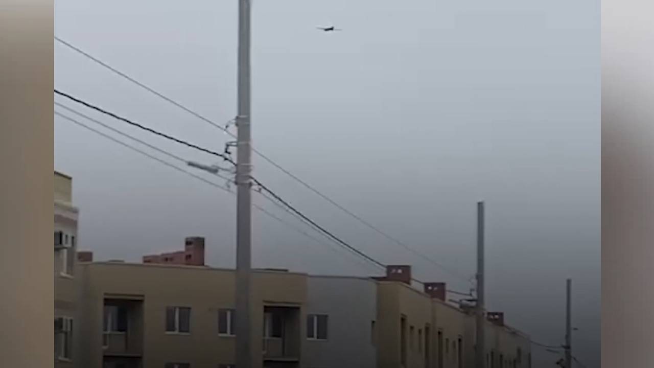 Пролет беспилотника над многоквартирными домами в российском городе сняли на видео