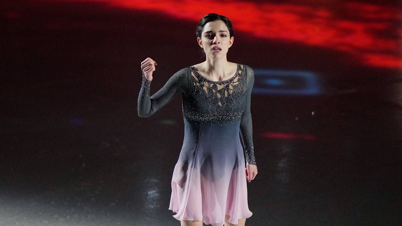 Медведева показала фото в платье с глубоким вырезом на спине