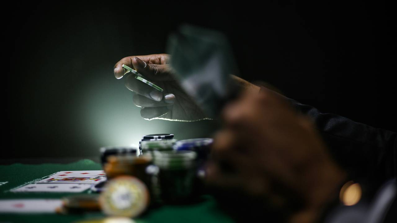 Мужчина собрал самую редкую комбинацию в покере и выиграл 76 миллионов рублей