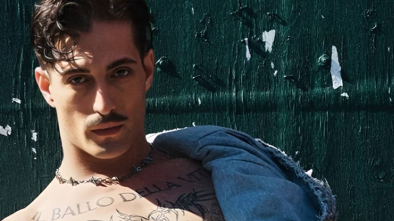 Лидер Maneskin снялся топлес для модного журнала