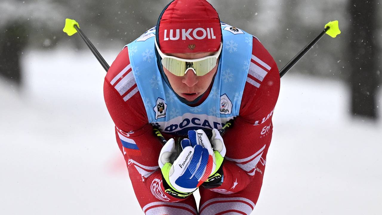 Большунов проиграл в гонке свободным стилем на этапе Кубка России