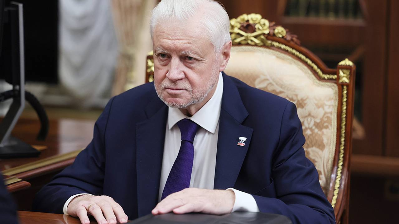 Депутата Миронова заметили в Госдуме в футболке с Путиным и ракетой «Орешник»