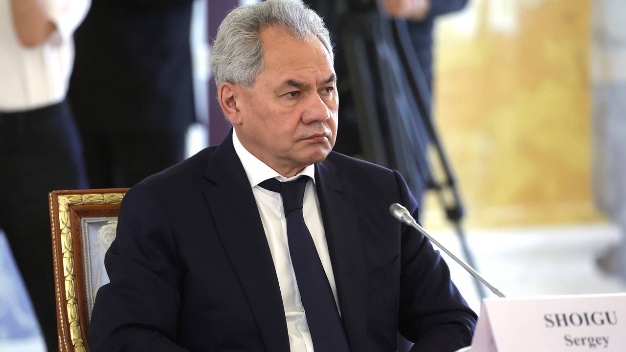 Министр Афганистана встретился с Шойгу в сандалиях с носками