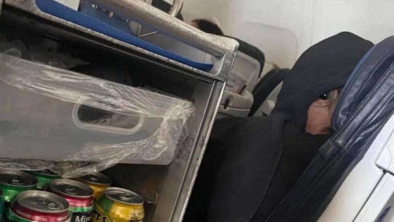 Пассажир сделал жуткий снимок попутчика в самолете и напугал пользователей сети