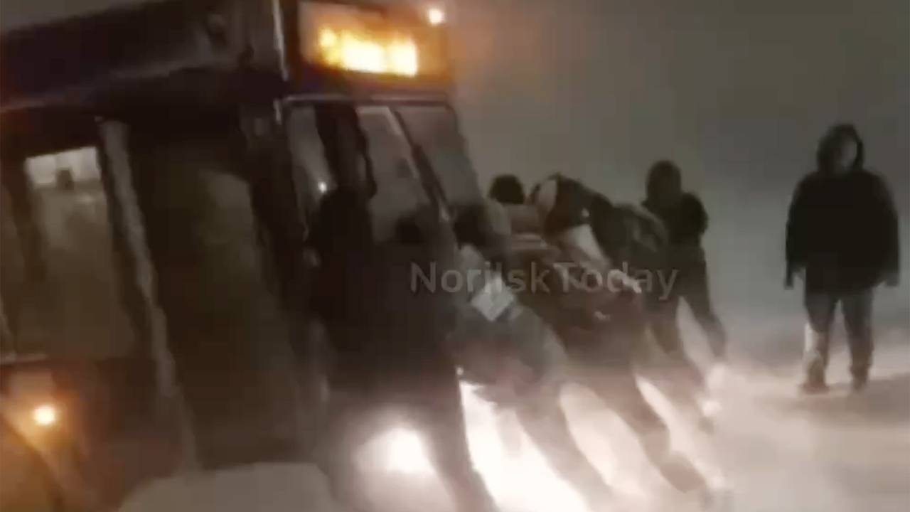 В Заполярье россияне в буран вытолкали застрявший в снегу автобус и попали на видео