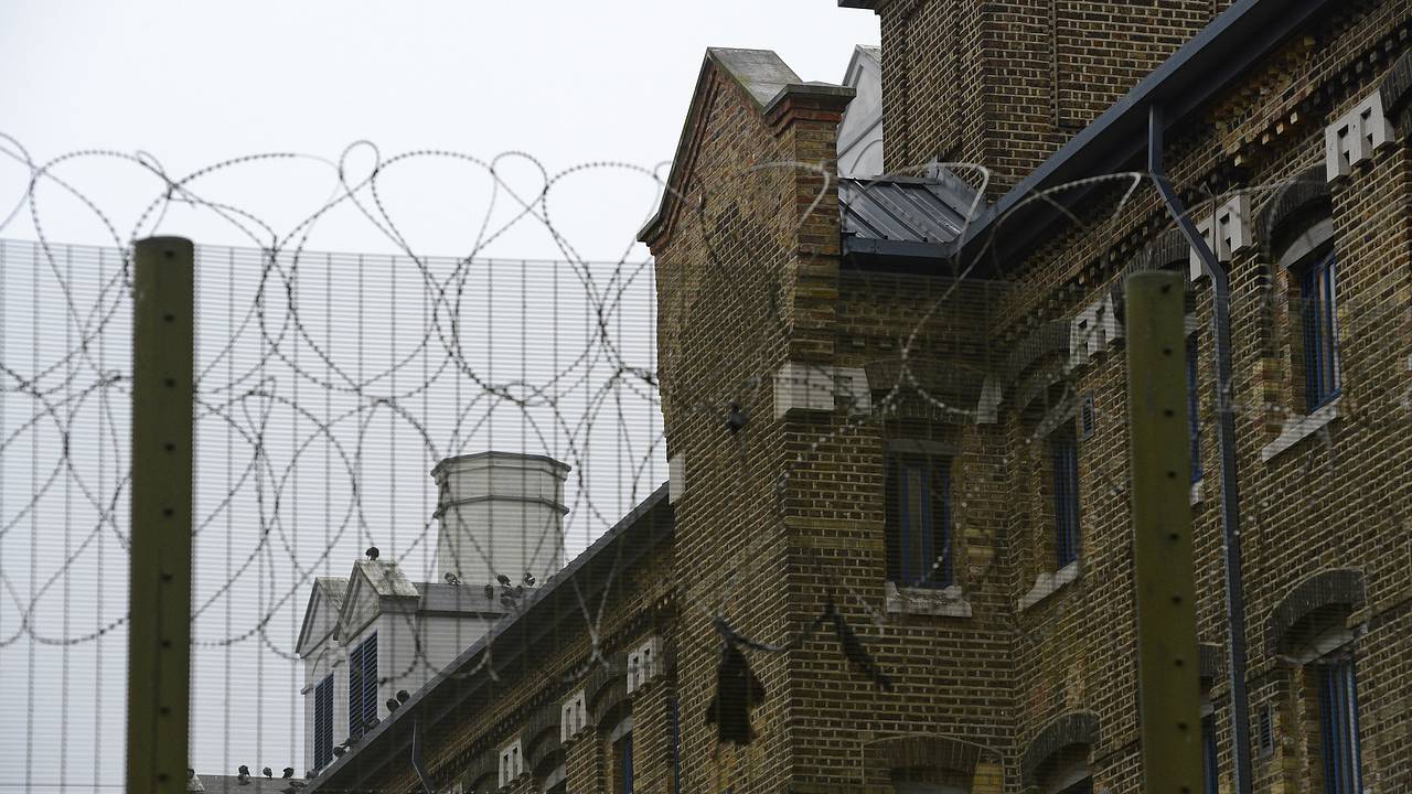 Мужчина оплатил наркотики и проститутку для 13-летнего сына и попал в тюрьму